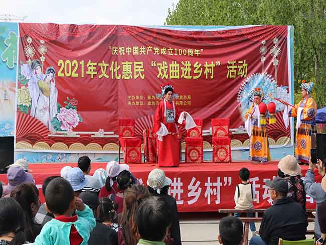 1632715666417421.jpg 5月25日廊坊市龍鳳演藝公司在香河縣劉宋鎮(zhèn)慶功臺村文化惠民演出評劇《打金枝》1.JPG