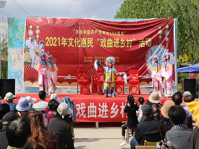 1632715691374319.jpg 5月25日廊坊市龍鳳演藝公司在香河縣劉宋鎮(zhèn)慶功臺村文化惠民演出評劇《打金枝》5.JPG