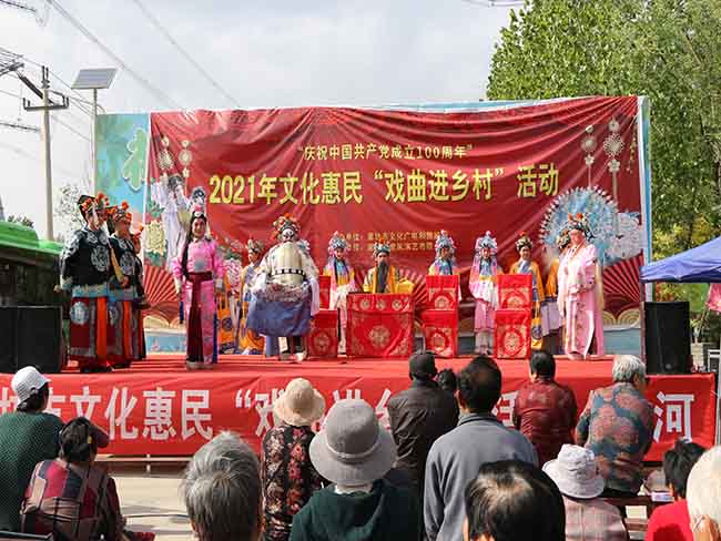1632716059194286.jpg 5月25日廊坊市龍鳳演藝公司在香河縣劉宋鎮(zhèn)慶功臺村文化惠民演出評劇《打金枝》4.JPG
