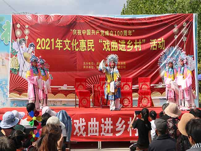 1632716160165668.jpg 5月25日廊坊市龍鳳演藝公司在香河縣劉宋鎮(zhèn)慶功臺村文化惠民演出評劇《打金枝》3.JPG
